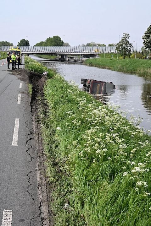 2024/77/20240506-11u34 GB 009 Voertuig te water Hoofdweg.jpg